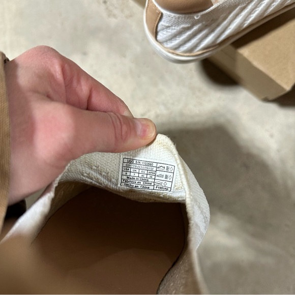 UGG Sammy Chevron Trainers Slip-On Slippers Sneakers White & Tan Size 9 - Picture 9 of 13